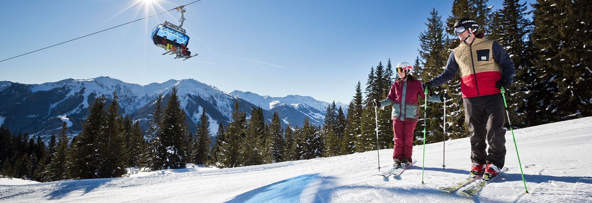 Familie im Skicircus Saalbach Hinterglemm