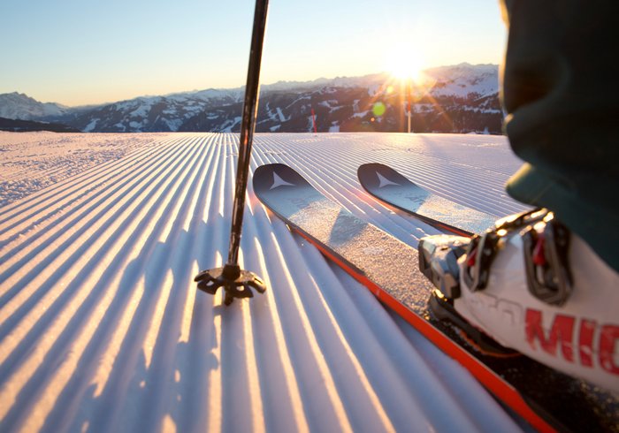 Skifahrer auf glitzerndem Schnee